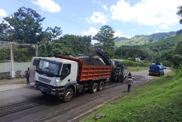 Jonatan Herrera anunció el inicio de la «colocación de asfalto en la carretera Nacional Cúa – San Casimiro»